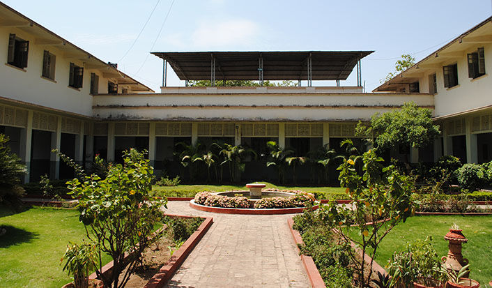 seminary hills hostel courtyard